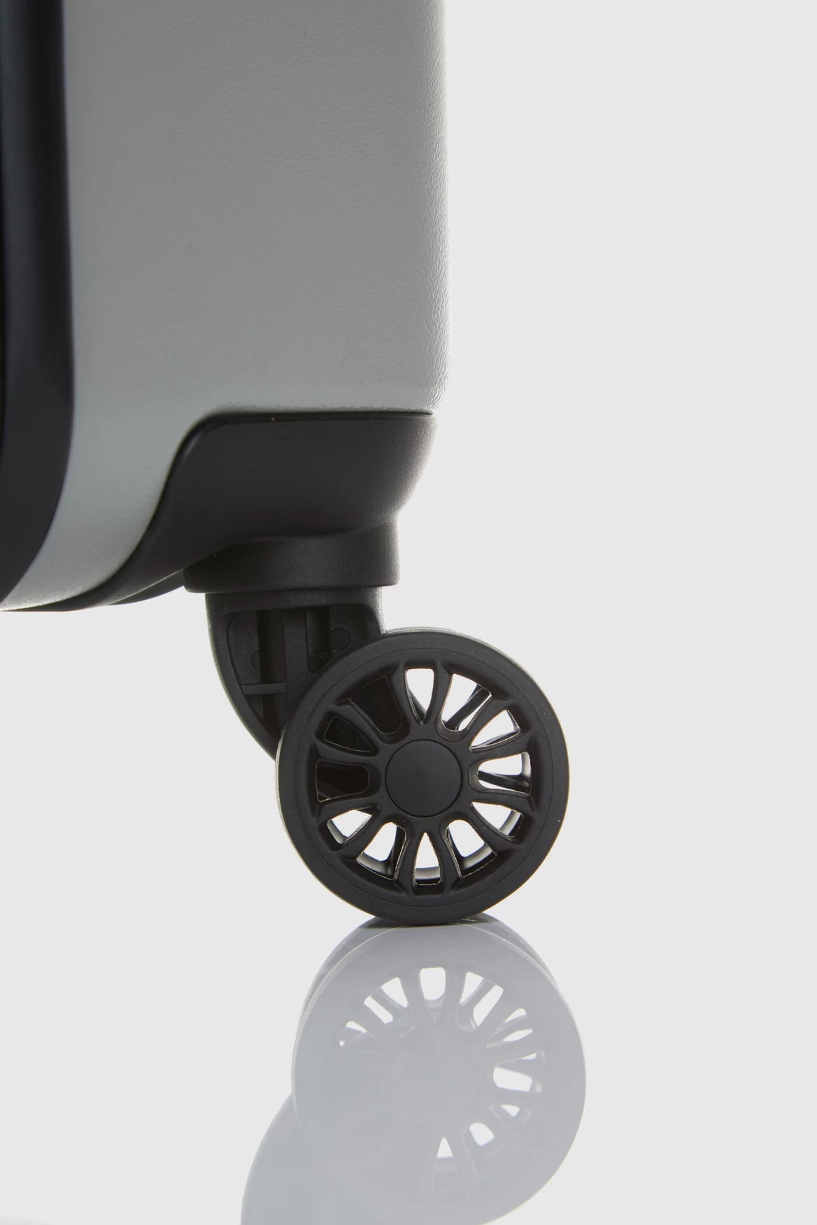 Calvin Klein Overlay 67cm Suitcase 6 Calvin Klein Overlay 67cm Suitcase - Image 6